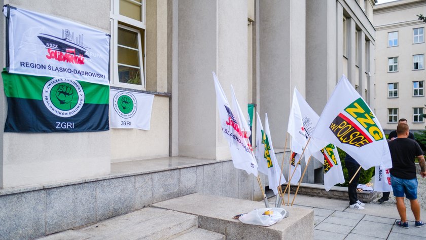 Związkowcy okupują siedzibę Polskiej Grupy Górniczej w Katowicach