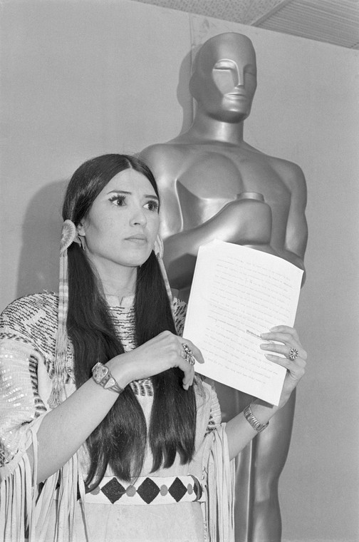 Sacheen Littlefeather pozuje z przemówieniem Marlona Brando