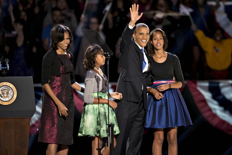 Chicago, Illinois (USA). Prezydent Barack Obama z rodziną w trakcie wieczoru wyborczego.