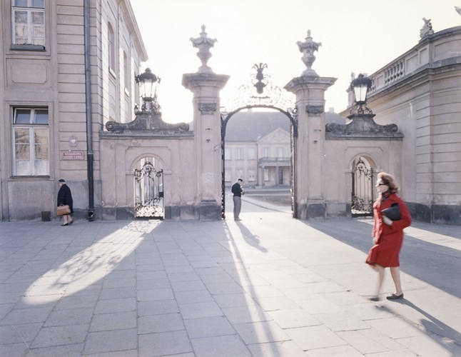 Pałac Potockich przy ulicy Krakowskie Przedmieście w Warszawie Data: lata 1960 - 1965 Miejsce: Warszawa Opis obrazu: Jedna z bram pałacu. Autor: Siemaszko Zbyszko