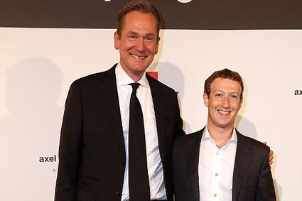 CEO Axel Springer: Facebook nie powinien weryfikować informacji, bo może zmienić się w "supercenzora"