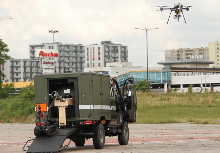 Pokaz saperski, w ramach Parady Robotów 2015 w Krakowie
<br><br>
fot. (sr/mr) PAP/Stanisław Rozpędzik