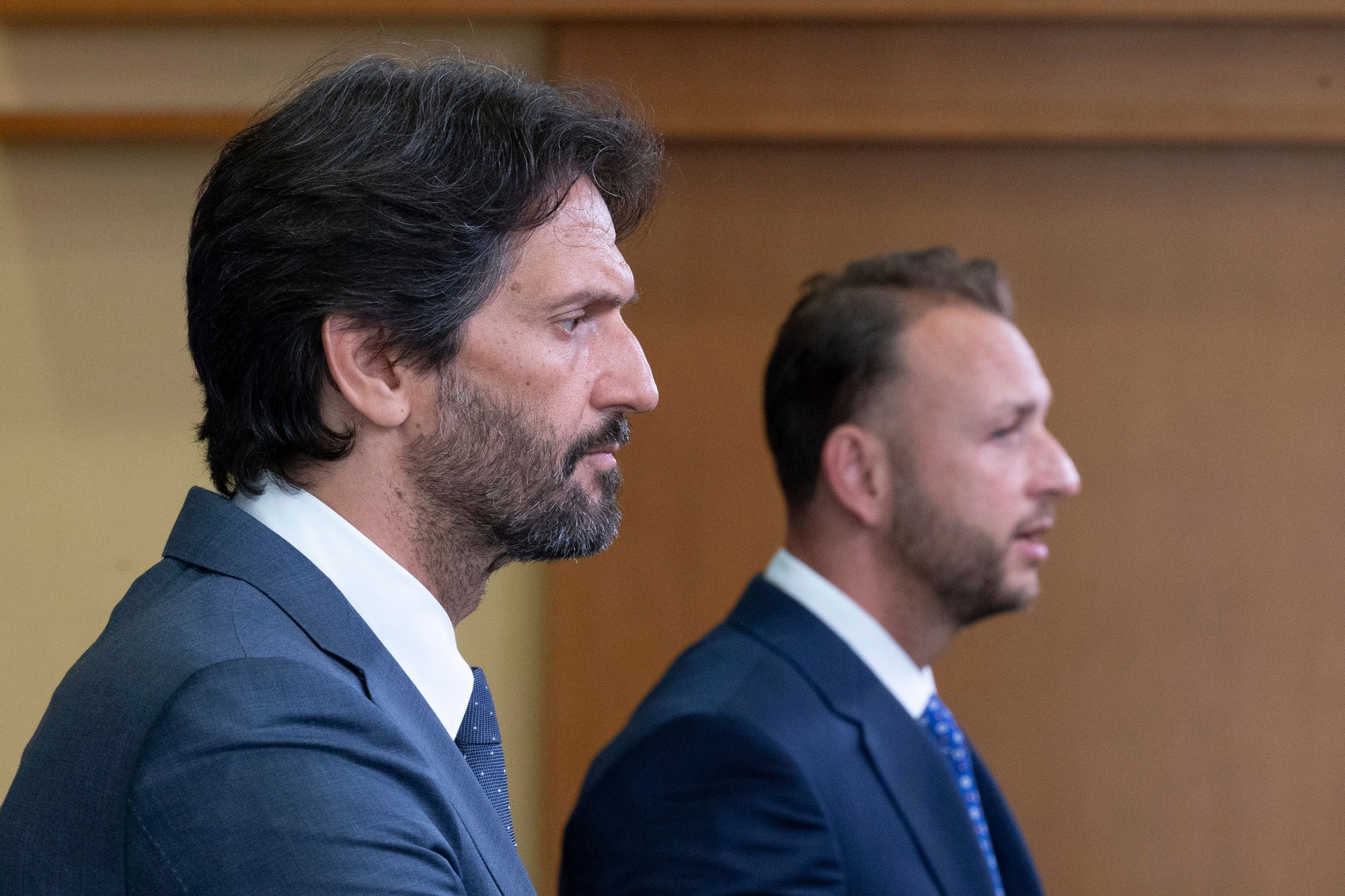 Podpredseda vlády a minister obrany SR Robert Kaliňák (Smer-SD) a v pozadí minister vnútra Matúš Šutaj Eštok.