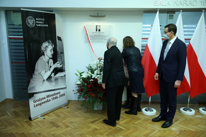 Premier Mateusz Morawiecki i prezes PiS Jarosław Kaczyński w Olsztynie odsłonili tablicę wybitnej olsztynianki [ZDJĘCIA]