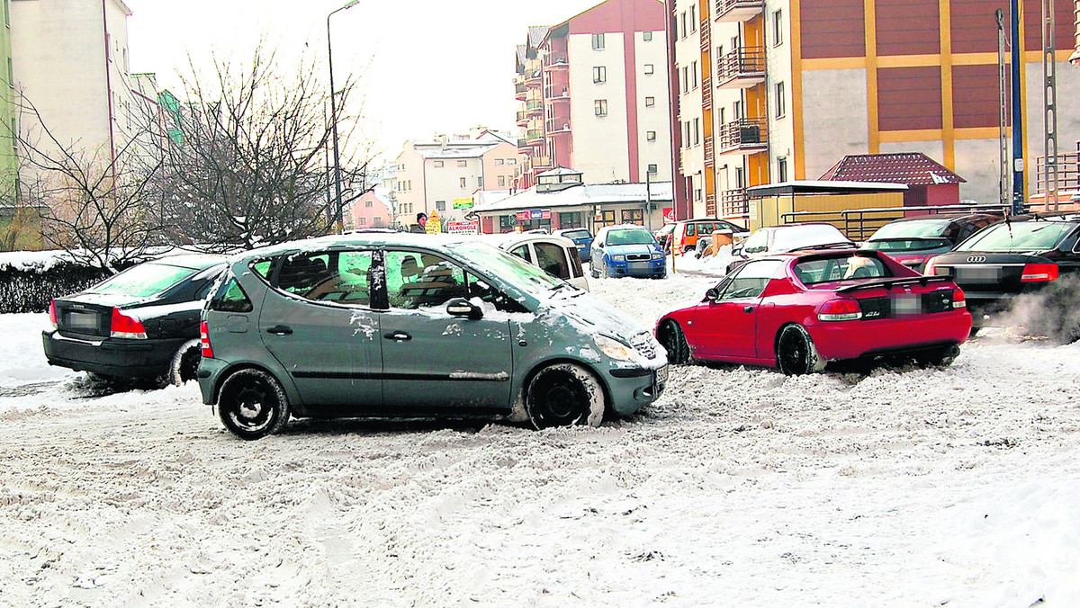 "Polska Gazeta Krakowska": Po ostatnich opadach wiele osiedlowych uliczek, parkingów i chodników tonie w śniegu. Mieszkańcy mają kłopoty, by dotrzeć nawet do osiedlowego sklepu, nie mówiąc o zaparkowaniu auta. Zarządcy tych terenów nie pamiętają o obowiązku odśnieżania.