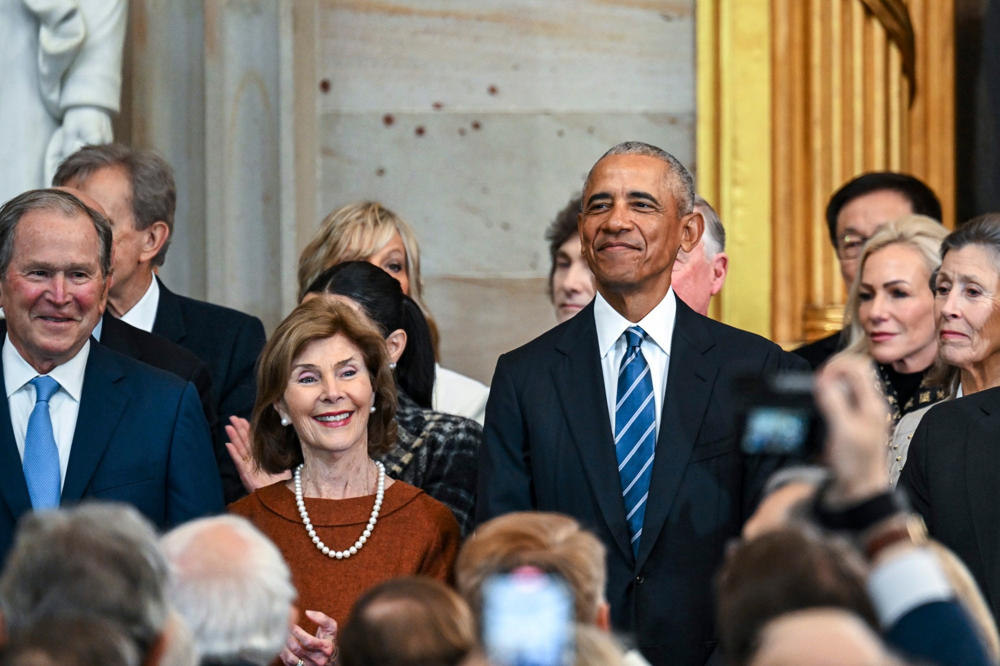 Inaugurácia Donalda Trumpa 2025: Bývalý prezident George W. Bush, jeho manželka Laura Bush a bývalý prezident Barack Obama.