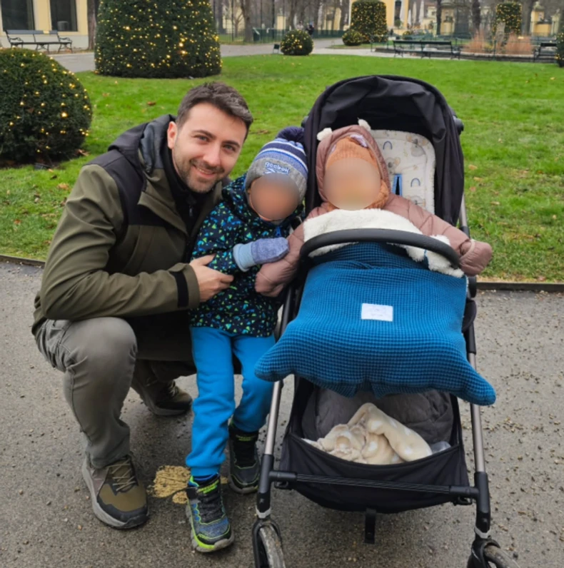 Stefan Petrušić sa ženom i decom