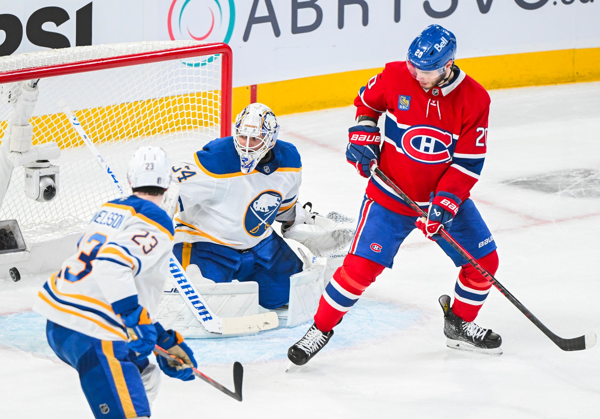 Juraj Slafkovský (Montreal Canadiens), brankár Alex Lyon a Mattias Samuelsson (obaja Buffalo Sabres). 
