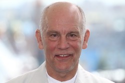 John Malkovich niewpuszczony do hotelu. Powodem brak certyfikatu covidowego