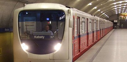 Wskoczył pod pędzące metro i przeżył