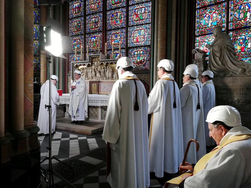 Pierwsza msza święta w katedrze Notre Dame po pożarze. Co oni mieli na głowach?