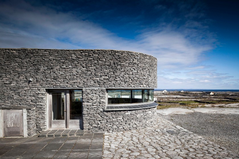 Mit seiner kargen Reinheit widerspiegelt der Bau des Restaurants die Abgeschiedenheit der winzigen Aran-Inseln.