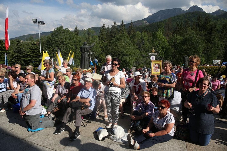 Wierni zgromadzeni przed sanktuarium Matki Bożej Fatimskiej w Zakopanem