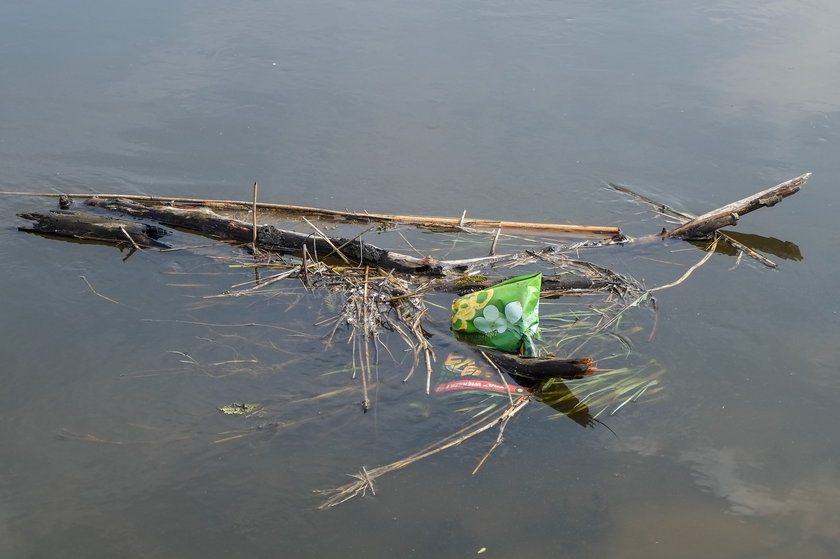 Śmieci zalewają nabrzeże Warty. Będzie tam porządek?