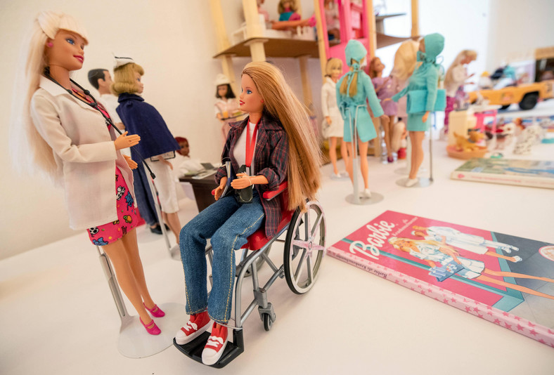Barbie na wózku, przykład inkluzywnej wersji lalki