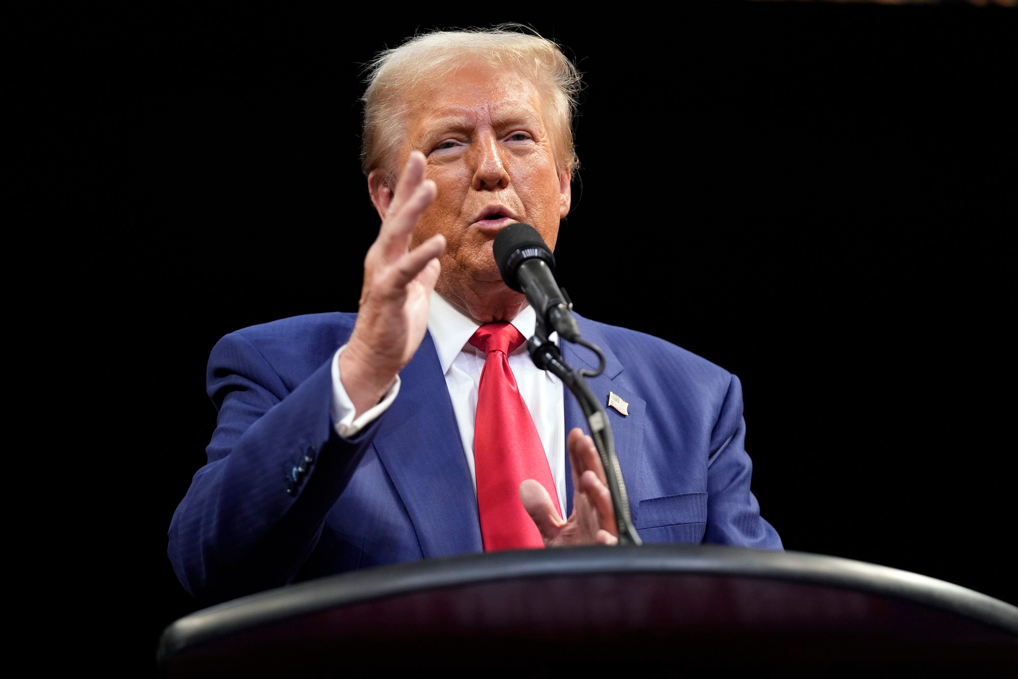  Donald Trump má zvažovať letecké útoky na Irán. 