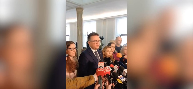 Marszałek Hołownia w towarzystwie posłanek 2050 o aborcji. Strajk Kobiet przerywa wystąpienie