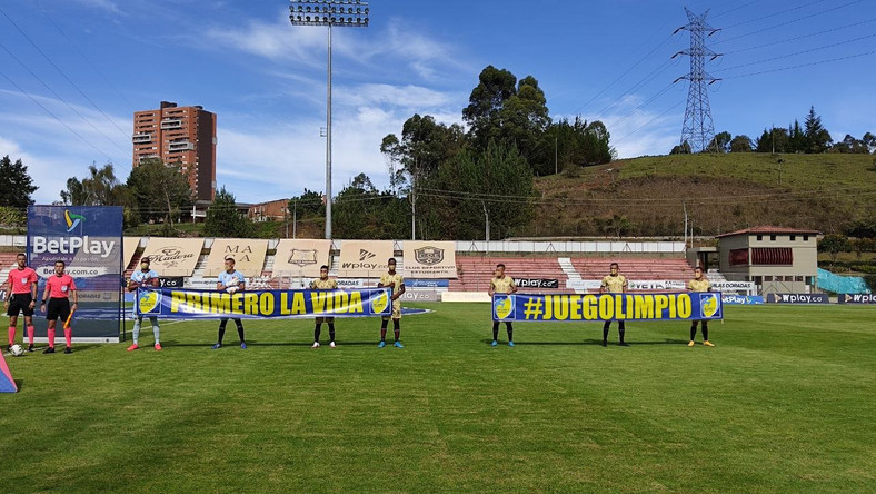 W Kolumbii zmuszono drużynę do gry w siedmiu. Piłkarze bronili się prawie godzinę