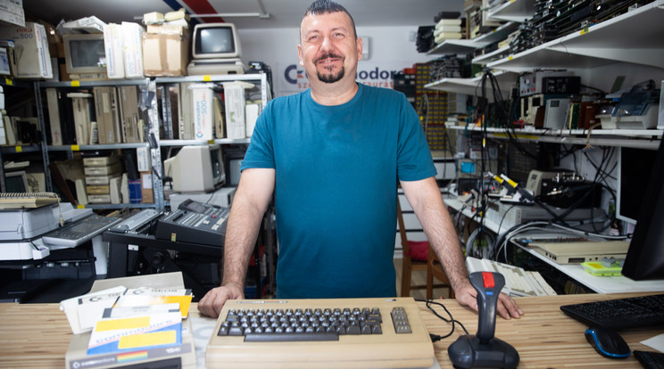 Tóth Ferenc a világ egyetlen Commodore-restaurátora / Fotó: Zsolnai Péter