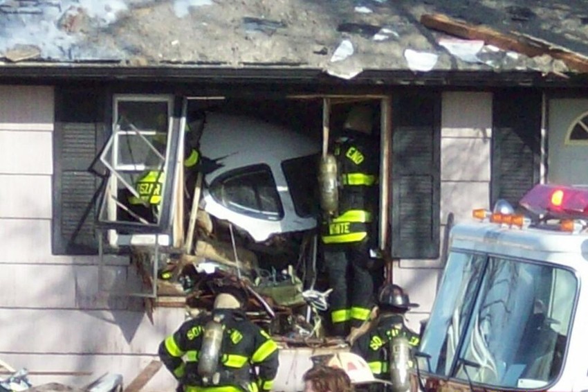 Kabina aviona u ostacima uništene kuće u Saut Bendu
