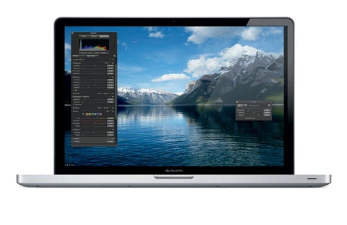 MacBook Pro z ekranem o przekątnej 17 cali. Modele 15- i 17-calowe dostosowują grafikę do potrzeb użytkownika, wybierając odrębny procesor graficzny NVIDIA GeForce GT 330M lub energooszczędny zintegrowany procesor Intel HD Graphics