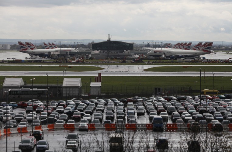 1. Londyn-Heathrow: 65,7 mln pasażerów. Największym lotniskiem w Europie jest głowne lotnisko stolicy Wielkiej Brytanii. Port lotniczy Heathrow to również główna brama Unii Europejskiej na świat. Obsłużył 39 mln pasażerów podróżujących na trasach poza UE. Od Hethrow większe są tylko dwa lotniska na świecie: Chicago-O'Hare i Atlanta-Hartsfield-Jackson – oba w USA.
