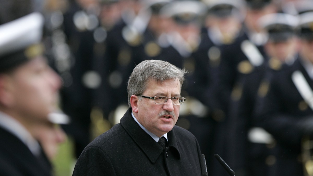 Prezydent Bronisław Komorowski, który odsłonił w parku Oruńskim w Gdańsku pomnik Tatara RP, powiedział, że nie "ma jednego wzorca patriotyzmu". Dodał, że Polskę kochać i wiernie jej służyć mogą ludzie bardzo różniący się między sobą. - Warto szukać szansy w zgodzie, a nie w mnożeniu konfliktów - mówił prezydent podczas uroczystości odsłonięcia pomnika, który przedstawia ułana tatarskiego w stroju z 1920 r. na koniu.