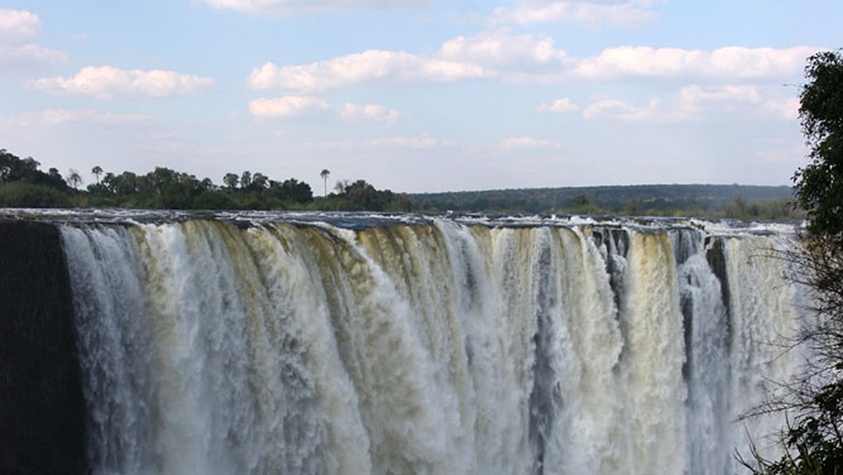 Devil's Pool na szczycie Wodospadu Wiktorii, położony na skraju przepaści, 110 metrów nad czeluścią, wypełnia prawie 11 tysięcy hektolitrów wody, która każdej sekundy przelewa się przy uszach zażywających kąpieli osób. Czyż można być bliższym pływania na krańcu świata niż w Diabelskim Basenie?