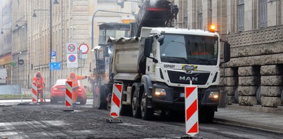 Remont 6 Sierpnia w Łodzi i kłopoty kierowców na innych ulicach w Centrum. Zmiana organizacji ruchu. Korki i objazdy