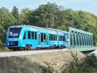 Alstom Coradia iLint. Pierwszy na świecie pociąg napędzany wodorem wjechał na tory [ZDJĘCIA]