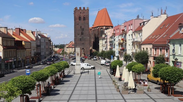 Wysoka na 33 metry wieża i średzki Rynek. 