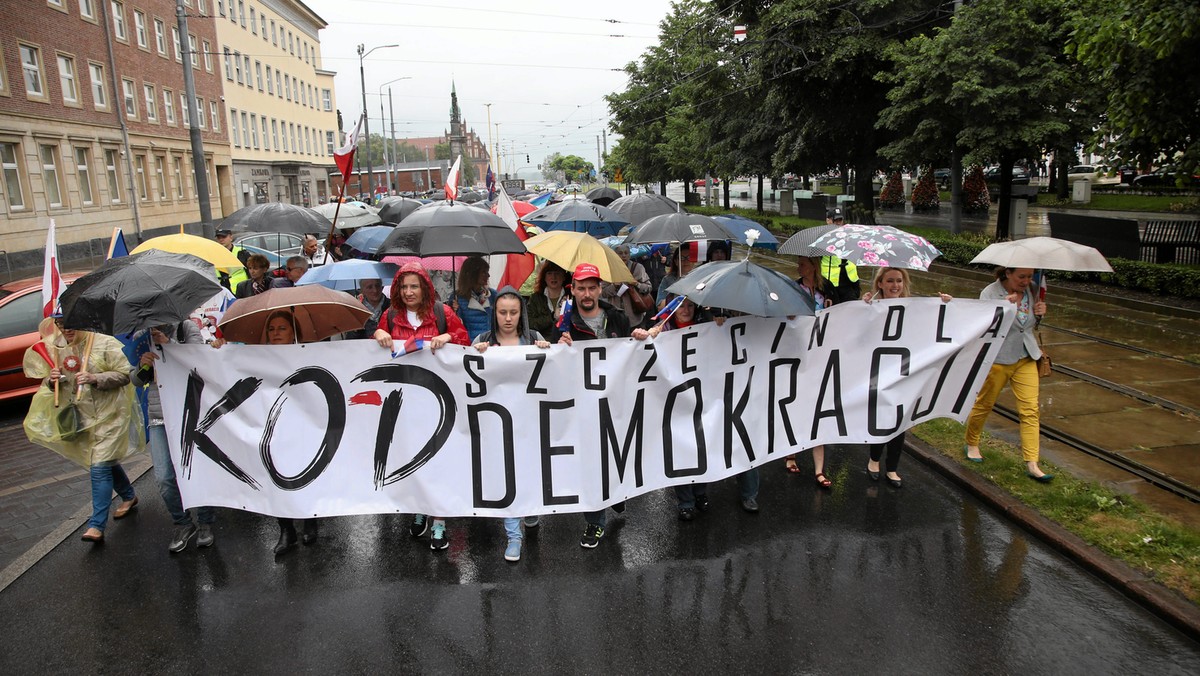 Co najmniej 150 członków Komitetu Obrony Demokracji opuszcza stowarzyszenie - pisze w wydaniu weekendowym "Gazeta Polska Codziennie". Dziennik przypomina, że niedawno z organizacji odszedł jej b. lider Mateusz Kijowski.