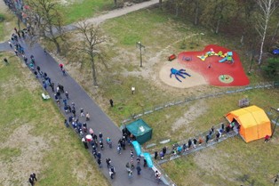 Duże zainteresowanie akcją "Zaszczep się w majówkę". Dworczyk: Do każdego punktu dostarczymy 1000 dodatkowych szczepionek