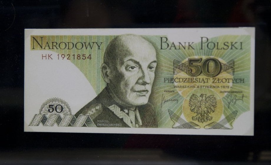 ... w pierwotnej wersji na banknocie 50 zł gen. Świerczewski nie miał czapki