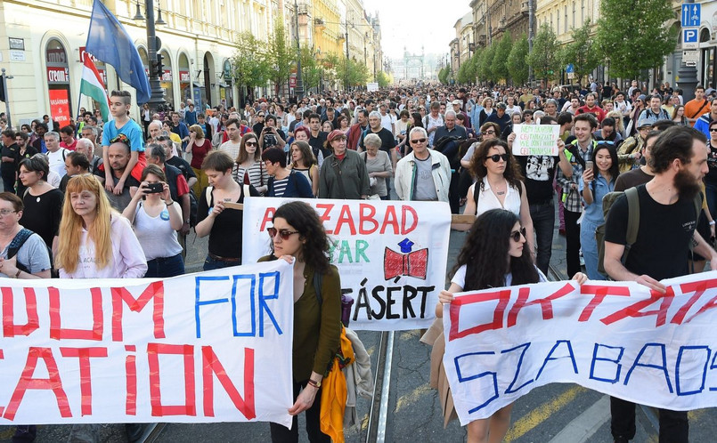 Demonstranci, którzy przeszli spod Uniwersytetu Korwina do założonego w 1991 r. przez amerykańskiego finansistę i filantropa Sorosa Uniwersytetu Środkowoeuropejskiego (CEU), a następnie pod siedzibę parlamentu, uważają, że ustawa jest atakiem na wolność edukacji. - Przyszliśmy tu, ponieważ uważam, że rządząca partia Fidesz (premiera Viktora Orbana) tworzy autokrację. Chcemy zademonstrować swe poparcie dla wolnej edukacji; teraz chodzi o CEU, Uniwersytet Korwina może być następny - powiedział 20-letni Milan Holper, studiujący na tej uczelni.