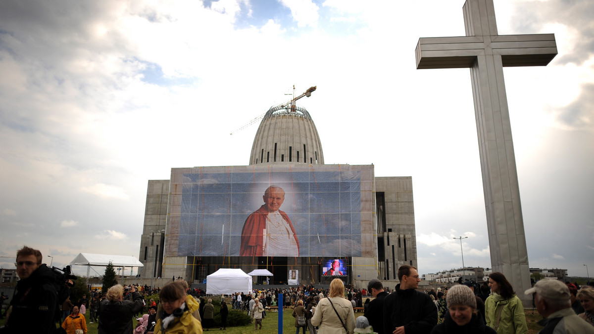 Na frontonie Świątyni Opatrzności Bożej w warszawskim Wilanowie rozwinięty został wielki portret beatyfikacyjny Jana Pawła II, złożony ze 105 tys. zdjęć Polaków. Mozaika odwzorowuje portret odsłonięty tego dnia w Watykanie.