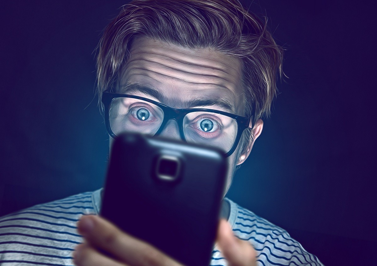 smartphon smartfon okulary oczy internet uzależnienie uwikłanie sieć zniewolenie wolność swoboda niewola