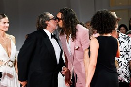 On je NAJMUŽEVNIJI GLUMAC koji se ikad pojavio i sinonim za MUŠKARČINU, ali OVAJ PRIZOR iz Venecije je blago rečeno ŠOK: Poljubac, obuća ili nokti - ljudi ne znaju U ŠTA PRE DA GLEDAJU