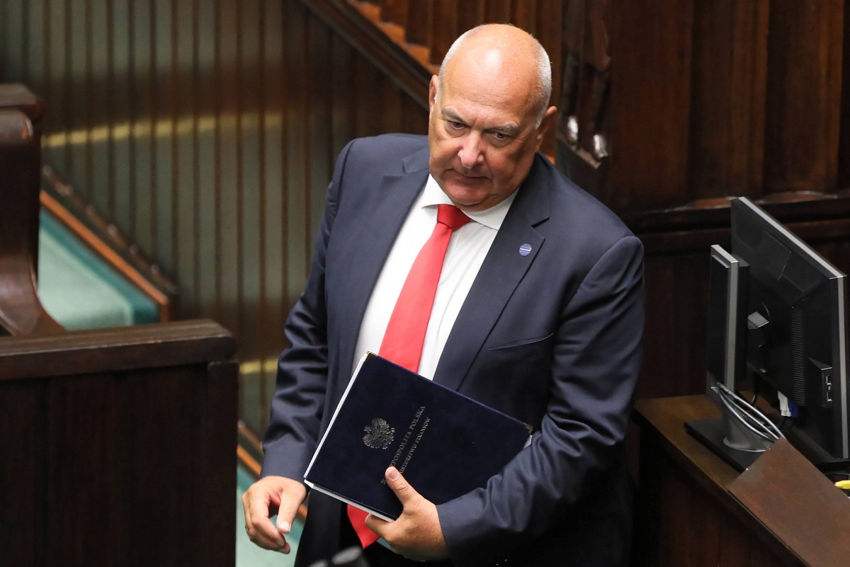 Dla ministra finansów posiadanie akcji banków jest sytuacją wyjątkowo niekomfortową: kierowany przez niego resort jest odpowiedzialny za tworzenie regulacji związanych z funkcjonowaniem rynku finansowego. Tadeusz Kościński wskazuje także swojego przedstawiciela do Komisji Nadzoru Finansowego. Sam w niej zasiadał, ale musiał wówczas podpisać zobowiązanie, że nie będzie handlował na giełdzie.