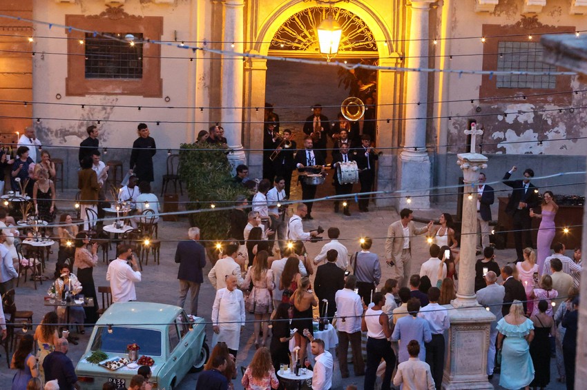 Mladenci, Dua Lipa i Kalum Tarner, igraju u živopisnom sicilijanskom mestu | Foto: REUTERS/Igor Petyx