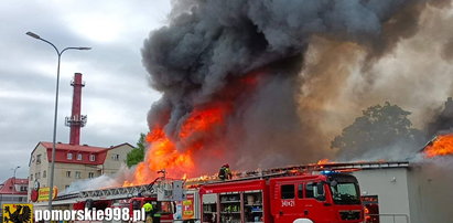 Pożar Biedronki w Słupsku. Z ogniem walczyło prawie 70 strażaków. Obiekt spłonął niemal całkowicie [WIDEO]