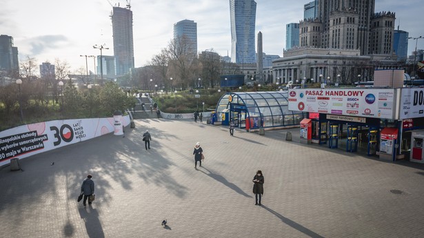 Opustoszały plac w centrum Warszawy podczas pandemii COVID-19