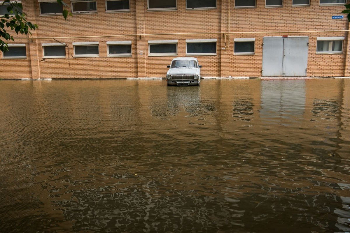 Rosyjskie wojska wysadziły w powietrze zaporę na Dnieprze w okupowanej Nowej Kachowce
