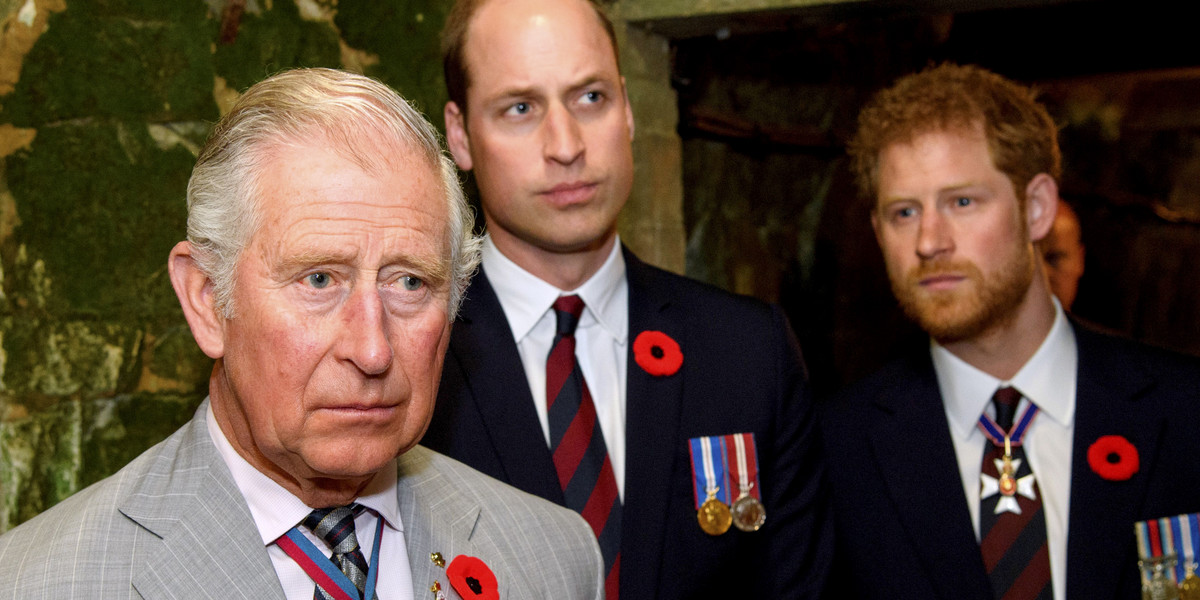 Król Karol III, książę William i książę Harry.