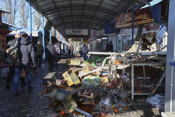 Miejsce po ostrzale targu spożywczego w Doniecku, obwód doniecki, wschodnia Ukraina, 21 stycznia 2024 r.