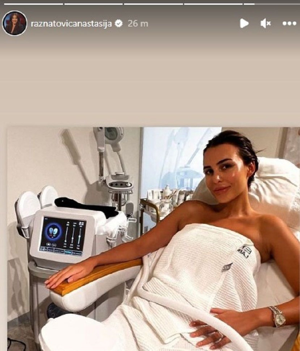 Anastasija pokazala verenički prsten