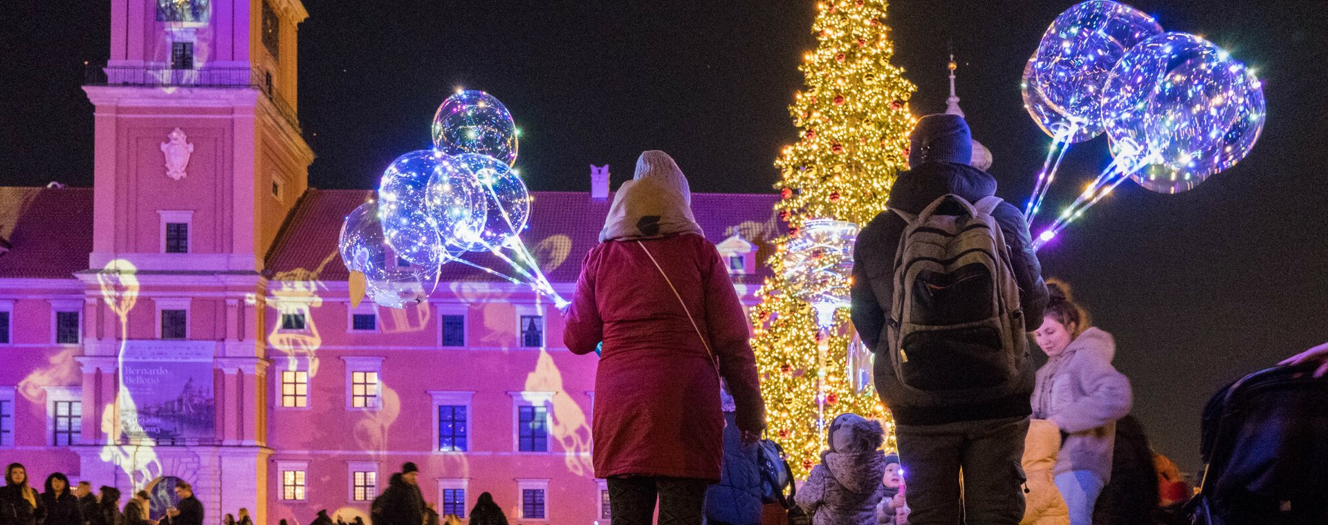 Spacerowicze na warszawskiej Starówce