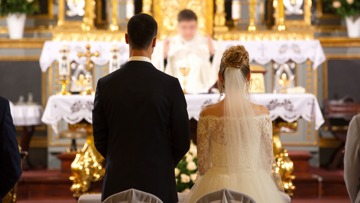 "Ksiądz powiedział, że nie wpuści młodej do kościoła". Poszło o suknię 