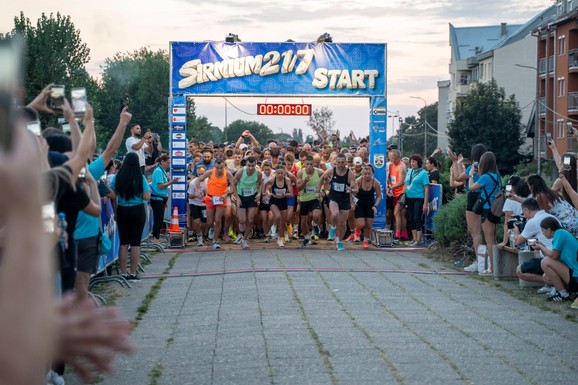 "Neko trči za medalju, a mi za retke": Održan prvi humanitarni noćni polumaraton "Sirmijum 21/7"
