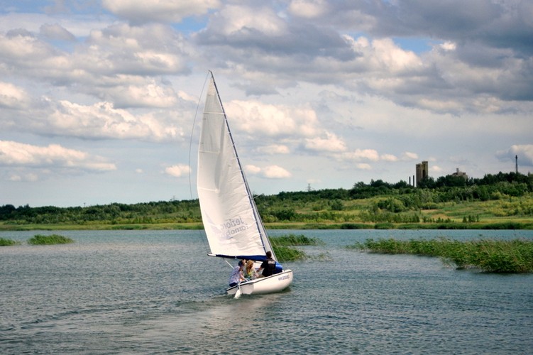 W miejscu starej kopalni siarki dziś widać czystą wodę (90 proc. wody która tu trafia ma I klasę czystości), plażę i dużo zieleni. Od 10 lipca 2010 r. mieszkańcy Tarnobrzega mają do dyspozycji nowe jezioro. Rekultywacja zbiornika po starej kopalni siarki prowadzona była od 1994 r. Ostatecznie napełnianie zakończyło się w 2009 r. Źródło: jezioro-tarnobrzeskie.eu